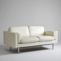 Sofa, Biała sofa w poliuretanowej, syntetycznej skórze z metalową nogą, 160 x 88 x 82 cm