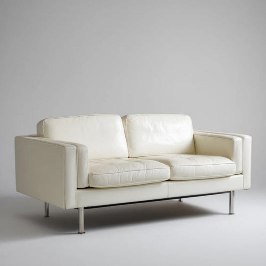 Sofa, Biała sofa w poliuretanowej, syntetycznej skórze z metalową nogą, 160 x 88 x 82 cm