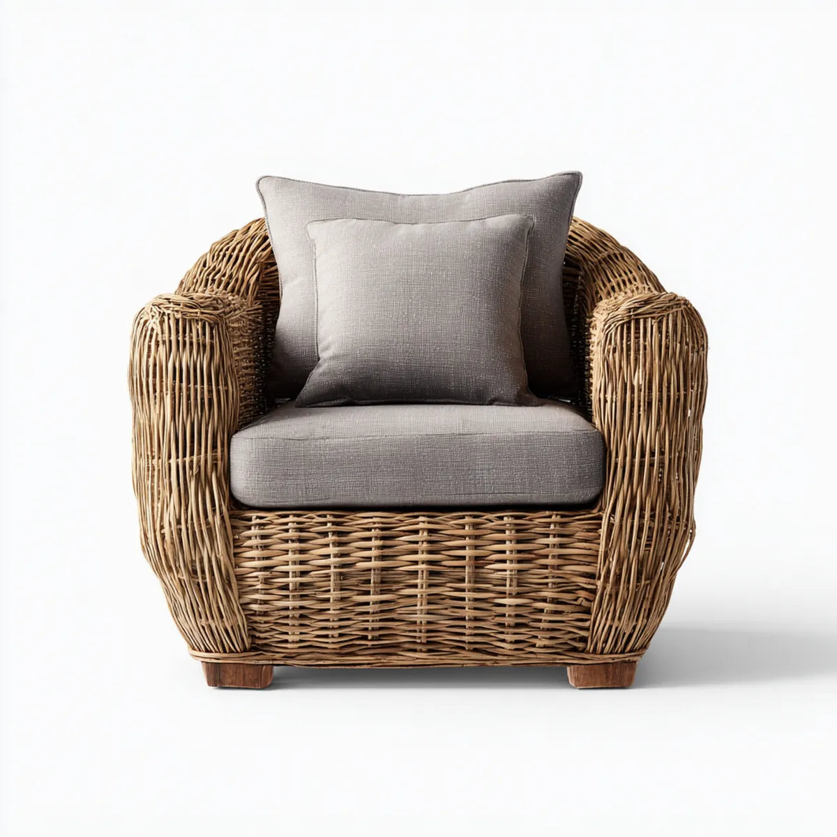 Fotel, Naturalny brązowy rattan salon fotel z zaokrąglonymi szarymi poduszkami 85 x 80 x 85 cm
